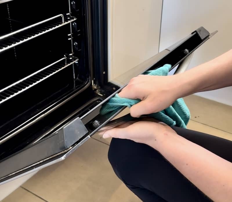 cleaning in between oven glass