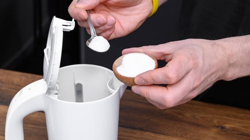 Descaling a kettle with bicarbonate of soda