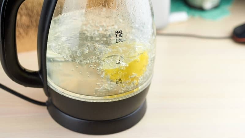 Descaling a kettle with lemon