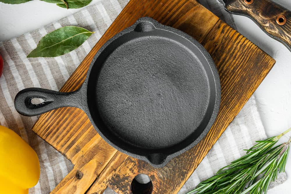 how to clean a cast iron pan