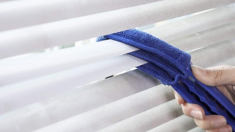 Hiware Window Blind Cleaner Duster is made up of microfiber cloth