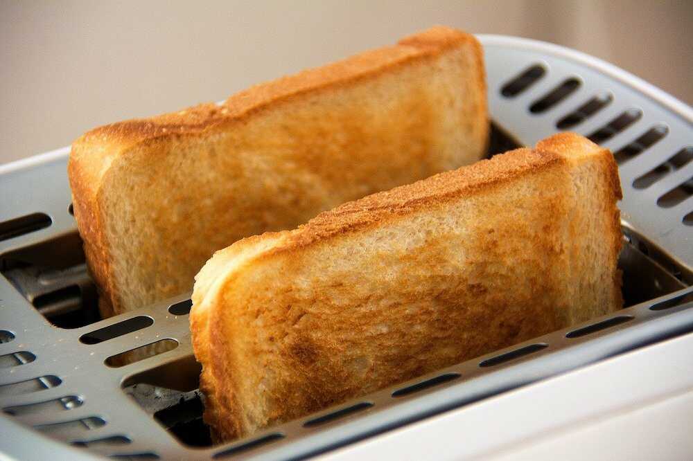 The toaster is indispensable in the kitchen… which also means it gets plenty of use, and therefore plenty of debris.